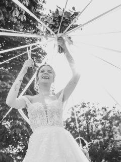 Ce mariage date déjà de l’année dernière et je me rends compte que je ne vous avais jamais partagé ces images. Pourtant, je les adore !Des couleurs partout, des éclats de rire, une ambiance incroyable, des mariés adorables… exactement le genre de journée qu’on prend plaisir à revivre, même un an plus tard 🤍.
.Photographe basée entre Annecy et Genève, je me déplace partout où il y a une belle histoire à raconter : mariage, grossesse, naissance, famille, couple.
 💌 Écrivez-moi, je vous réponds toujours avec le cœur
💍 Et si vous préparez votre mariage… l’agenda 2027-2028 est ouvert !#photographeannecy #genevaphotographer.
.Mise en beauté : @elodiekt_mua
Robe : @oscarlettparisannecynogent
Costume : @reinier_vetements
Alliances : @salondelalliance
Fleurs : @fleurs_et_jardins_du_cheran
Traiteur : @sisters_events_savoies
DJ : @jul_animation
Chapiteau : @lunchservice74
Vidéaste : @coeurdemontagnefilm