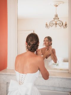 Entre gestes tendres et petits détails préparés avec amour, Alizée tisse aux côtés de sa maman les premiers souvenirs de ce jour précieux 🤍Fleuriste : @theofleur
Robe : @oscarlettparisannecynogent
Costume : @empiredumarie
Musicien : @dj_saxophoniste_lyon
Traiteur : @la.toque.dauphinoise
Vidéaste : @qm.videaste
Lieu : @lemanoirdemunasPhotographe basée entre Annecy et Genève, je me déplace partout où il y a une belle histoire à raconter : mariage, grossesse, naissance, famille, couple.
 💌 Écrivez-moi, je vous réponds toujours avec le cœur
💍 Et si vous préparez votre mariage… l’agenda 2027-2028 est ouvert !#photographeannecy #genevaphotographer