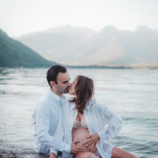 Aux premières heures de la journée, la lumière est douce, le lac encore calme et tout semble paisible. Un joli moment à deux, avant l’arrivée de leur bébé 🤍.
.Photographe basée entre Annecy et Genève, je me déplace partout où il y a une belle histoire à raconter : mariage, grossesse, naissance, famille, couple.
 💌 Écrivez-moi, je vous réponds toujours avec le cœur
💍 Et si vous préparez votre mariage… l’agenda 2027-2028 est ouvert !#photographeannecy #genevaphotographer