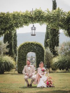 Dans un cadre verdoyant, une cérémonie pétillante et pleine de sourires… puis une arrivée des alliances en petite voiture qui a clairement volé la vedette !Mise en beauté : @asmakeupandhair
Robe : @16_juillet_mariage
Costume : @fatherandsonsofficiel
Fleuriste : @fleurs_et_jardins_du_cheran
Traiteur : @aubergedupelloux
Animation : @sandrinecostasings
Lieu : @chateaudemorgenex.
.Photographe basée entre Annecy et Genève, je me déplace partout où il y a une belle histoire à raconter : mariage, grossesse, naissance, famille, couple.
 💌 Écrivez-moi, je vous réponds toujours avec le cœur
💍 Et si vous préparez votre mariage… l’agenda 2027-2028 est ouvert !#photographeannecy #genevaphotographer