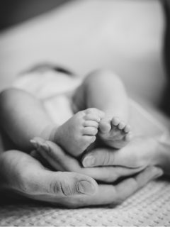 Les tout petits détails d’un début de vie 🫶🏻.
.Photographe basée entre Annecy et Genève, je me déplace partout où il y a une belle histoire à raconter : mariage, grossesse, naissance, famille, couple.
 💌 Écrivez-moi, je vous réponds toujours avec le cœur
💍 Et si vous préparez votre mariage… l’agenda 2027-2028 est ouvert !#photographeannecy #genevaphotographer