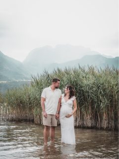 Un matin calme au bord du lac d’Annecy pour Charlotte et Rémi, avant une prochaine rencontre encore plus belle… car j’aurai le plaisir de les retrouver bientôt pour immortaliser l’arrivée de leur bébé !.
.Photographe basée entre Annecy et Genève, je me déplace partout où il y a une belle histoire à raconter : mariage, grossesse, naissance, famille, couple.
 💌 Écrivez-moi, je vous réponds toujours avec le cœur
💍 Et si vous préparez votre mariage… l’agenda 2027-2028 est ouvert !#photographeannecy #genevaphotographer