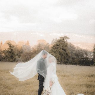 La brise dans le voile, les cheveux au vent et cette liberté de courir à deux, autour des chevaux 🤍.
.Photographe basée entre Annecy et Genève, je me déplace partout où il y a une belle histoire à raconter : mariage, grossesse, naissance, famille, couple.
 💌 Écrivez-moi, je vous réponds toujours avec le cœur
💍 Et si vous préparez votre mariage… l’agenda 2027-2028 est ouvert !#photographeannecy #genevaphotographer.
.Mise en beauté : @madebyvii_mua
Fleuriste : @blooming.tale
Bijoux : @petite_leonie
Robe : @a.teliersdecoton
Costume : @esprit3pieces
Modèle : @lea_bsm
Lieu : @elevage_de_kheilan