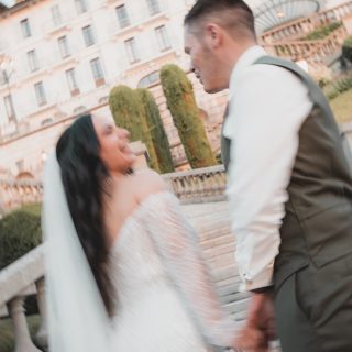 Il y a des lieux qui font rêver depuis des années…Pour la mariée, celui-ci représentait bien plus qu’un simple lieu de réception. C’était le décor dont elle rêvait depuis toujours.Se marier face au lac, entourée des montagnes, dans un lieu chargé d’histoire… son rêve est devenu réalité.
Ce décor a quelque chose de magique : une élégance intemporelle, des jardins qui descendent jusqu’à l’eau et cette impression que le temps s’arrête le temps d’une journée..
.Photographe basée entre Annecy et Genève, je me déplace partout où il y a une belle histoire à raconter : mariage, grossesse, naissance, famille, couple.
 💌 Écrivez-moi, je vous réponds toujours avec le cœur
💍 Et si vous préparez votre mariage… l’agenda 2027-2028 est ouvert !#photographeannecy #genevaphotographer.
.Mise en beauté : @miya.is.mua
Wedding Designer : @trait_d_emotions
Robe : @luna_paige_
Costume : @monsieurgaspard_
Alliances : @celinni_lyon_annecy
Animation : @eventisconcept74
Lieu : @lepalacedementhon @palace_de_menthon